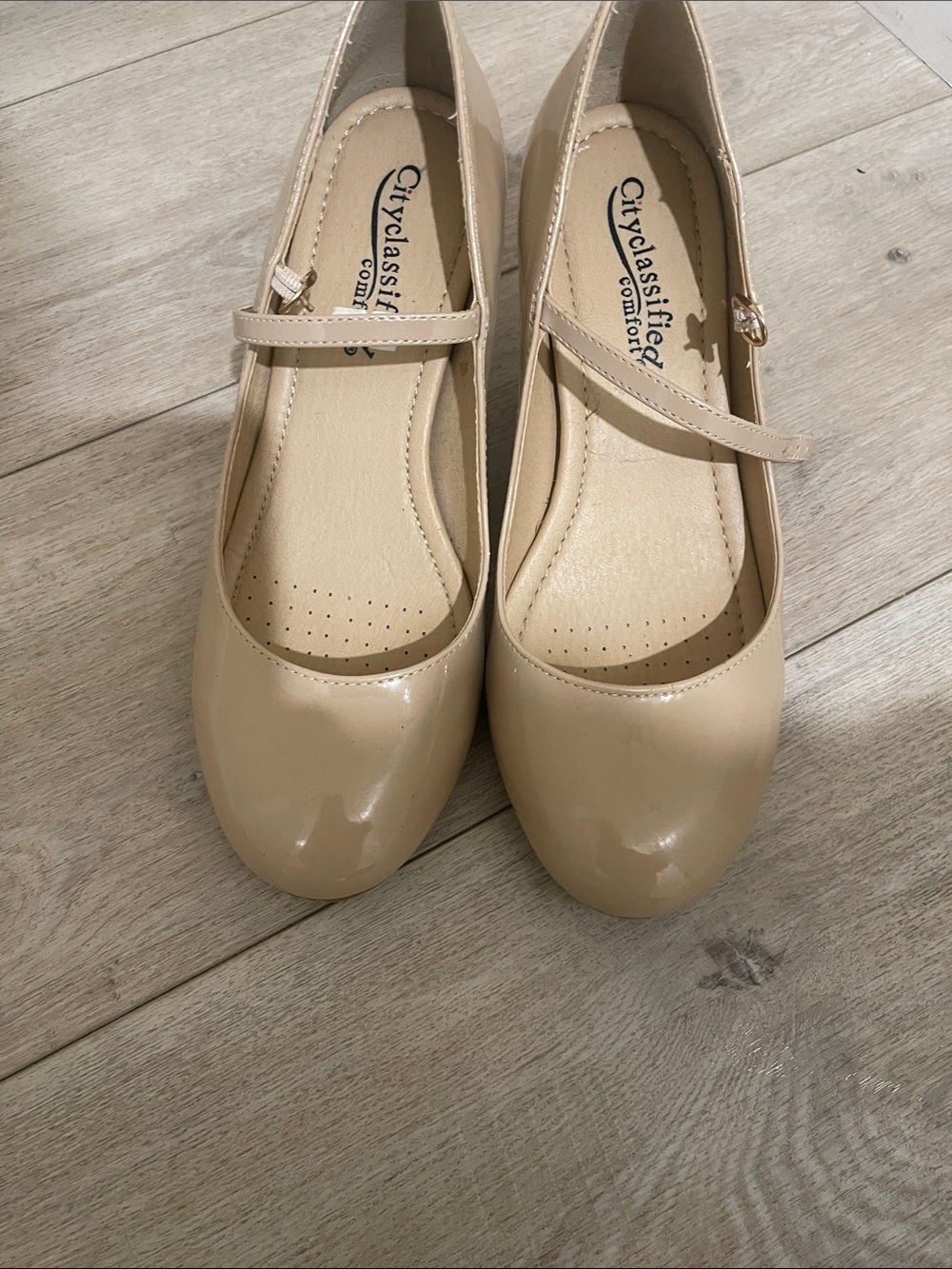 Cityclassified Girls' Beige Patent Mary Jane Shoes